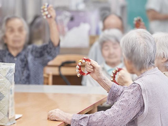 リラックスの時間 多目的室 和やかな雰囲気の中で、住民が音楽を楽しむ楽しい時間です。交流の場となっています。