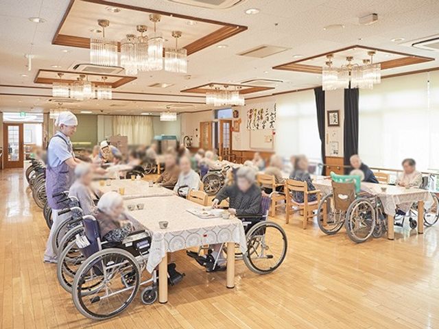 明るい室内 食堂 木の温もりが感じられる明るい空間で、リラックスして食事や交流を楽しめます。広々とした作りで、落ち着いて過ごせる雰囲気です。