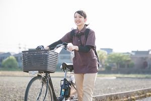 笑顔のスタッフと自転車