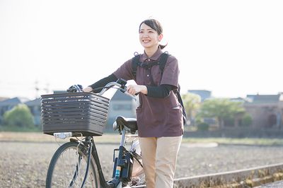 笑顔のスタッフと自転車