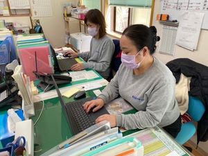 スタッフが働くオフィス