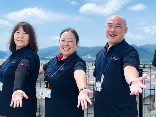 笑顔のスタッフ3人  