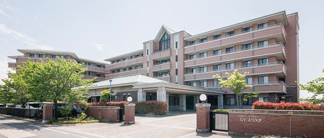 広々した外観 外観 高層の建物は開放感あるデザインで、周囲の自然と調和しています。施設全体を見渡せます。