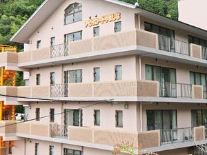 三階建ての施設外観  