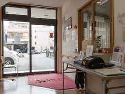 明るいエントランスの様子