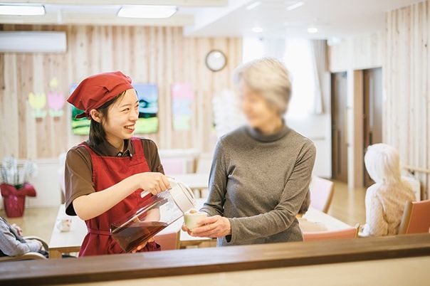 利用者に飲み物を渡す様子