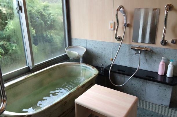 自然光あふれる浴室