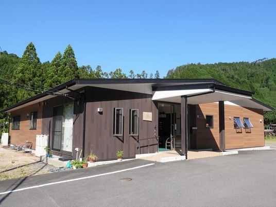 自然に囲まれた外観  