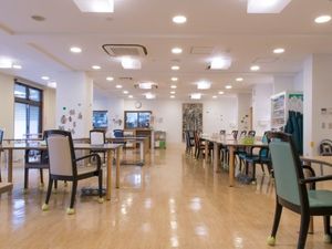 広々とした明るい食堂