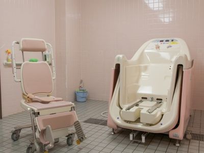 バリアフリー設計の浴室