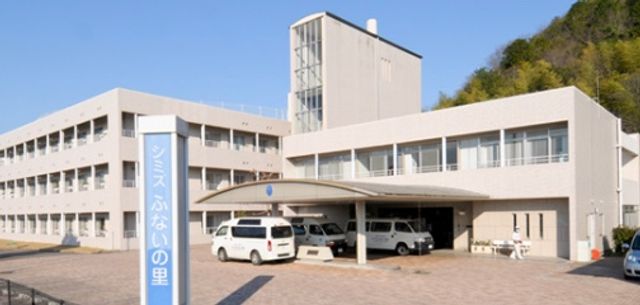 白い建物の外観