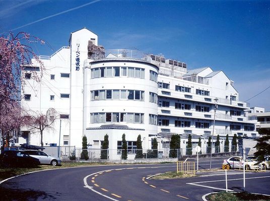 白い建物の外観  