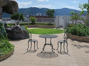 中庭のテーブルと椅子  