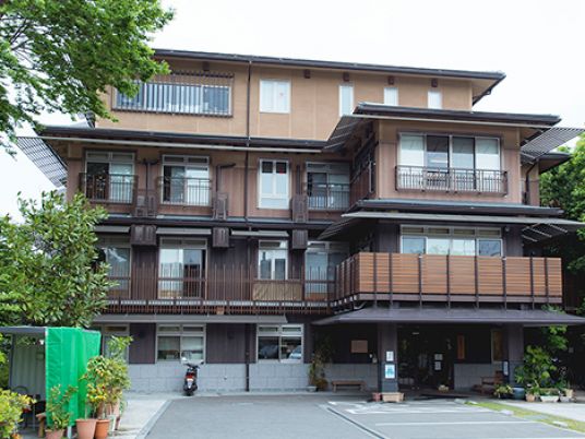 落ち着いた外観の建物