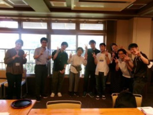 笑顔の人々が写る室内