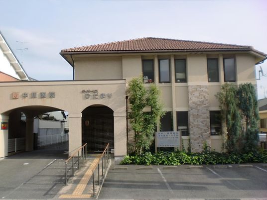 外観と入口の建物  