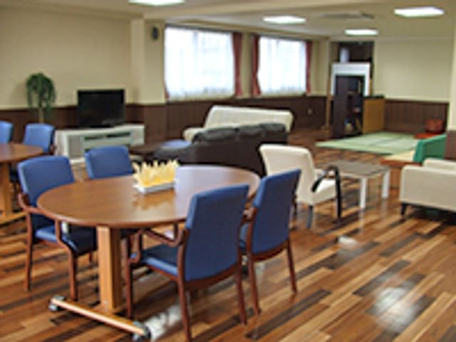 共有スペースでの寛ぎの場 ラウンジ 広々としたラウンジには、快適な椅子が並び、窓からの自然光が心地よい明るさをもたらしています。