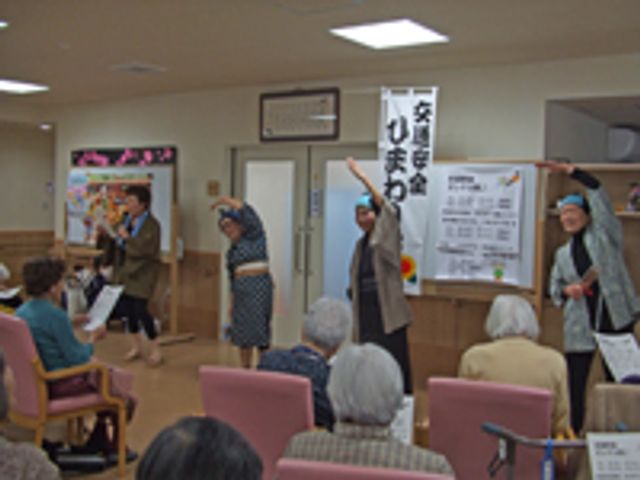 明るい多目的室の様子 多目的室 広々とした多目的室で、利用者の方が健康体操を行っています。明るく和やかな雰囲気の空間です。