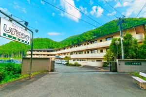 山に囲まれた外観