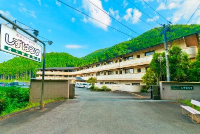山に囲まれた外観