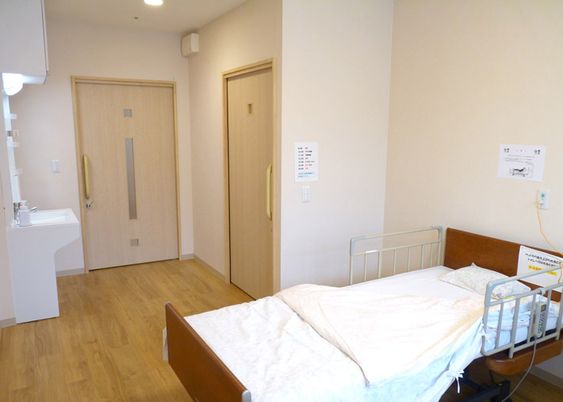 ベッドと洗面台がある居室