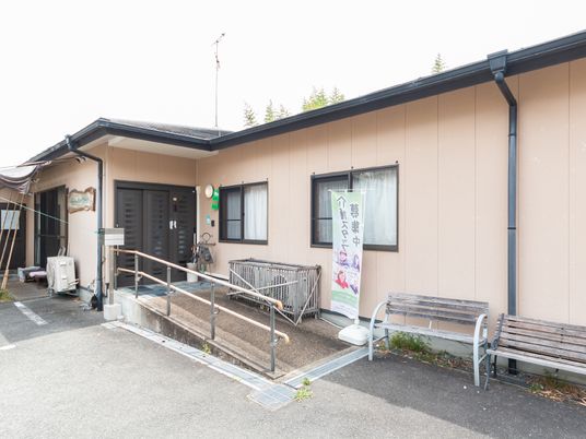 エントランスベンチと看板
