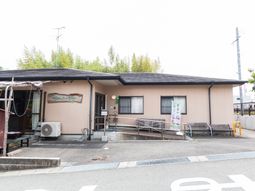 茶色い建物の外観