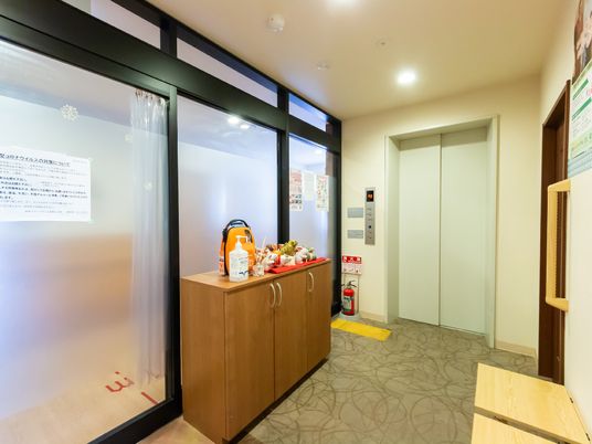 廊下の案内板とエレベーター
