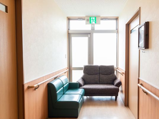廊下に設置された椅子