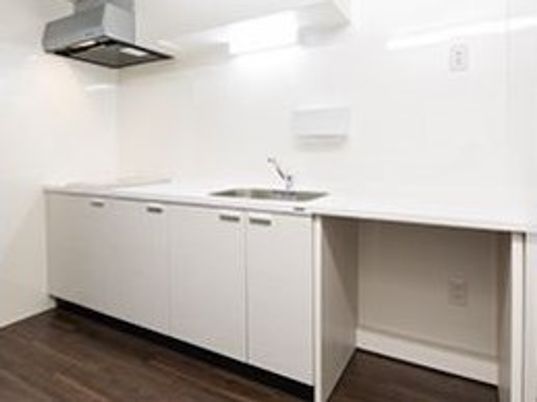 シンプルな白いキッチン