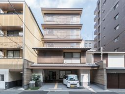 清潔感のある建物のエントランス