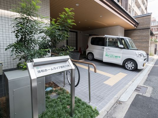 エントランスの送迎車両