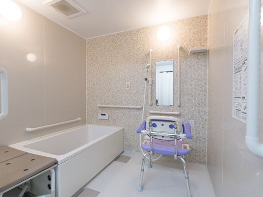 清潔なバリアフリー浴室