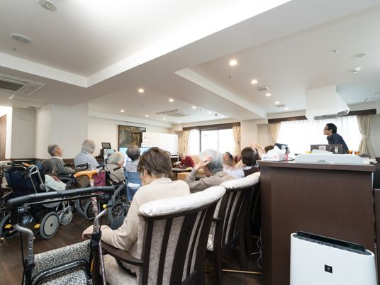 多様な椅子の共有スペース