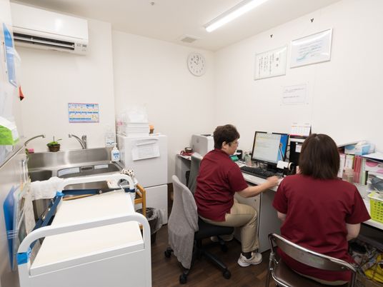 事務所のデスクとスタッフ