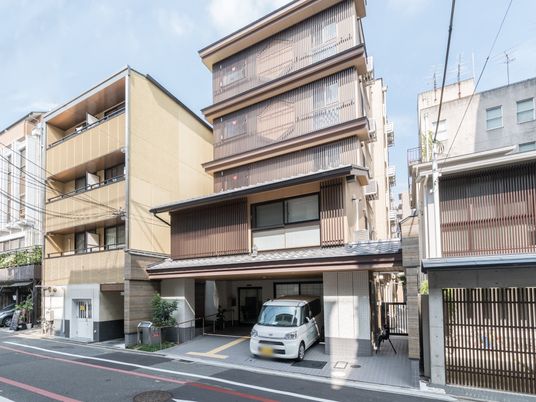 落ち着いた色の建物外観