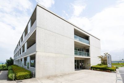 広々とした建物外観