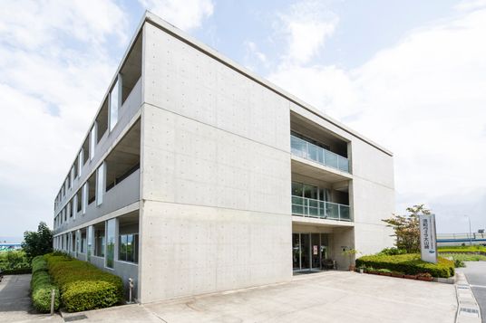 広々とした建物外観