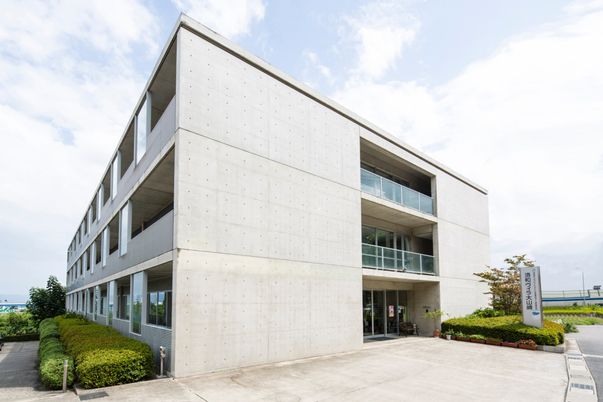 広々とした建物外観