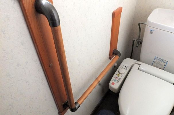 安全な手すり付きトイレ