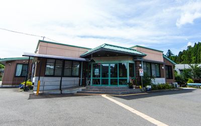 緑豊かな建物の外観