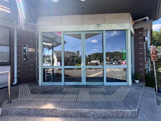 広いガラス扉のエントランス