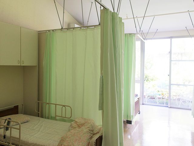 明るいベッドルーム 居室 自然光が差し込む居室で、ゆったりとした空間が広がっています。安心して過ごせます。