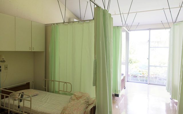 明るいベッドルーム 居室 自然光が差し込む居室で、ゆったりとした空間が広がっています。安心して過ごせます。