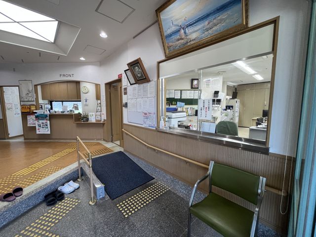 受付と待合いスペース フロント 広々とした受付カウンターには快適な待合いスペースがあり、訪問者への対応がスムーズです。