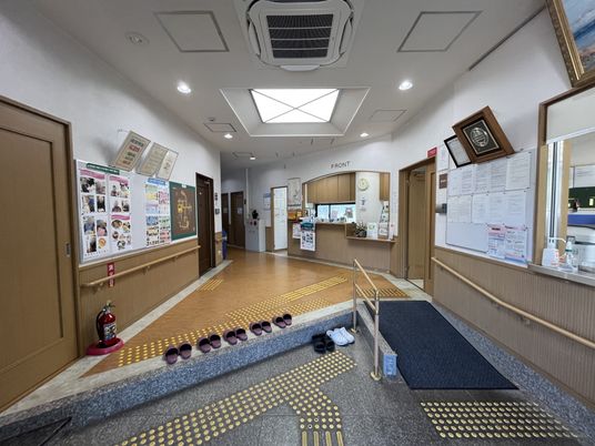 案内板や掲示物の廊下