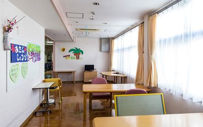 自然光が差し込むラウンジ