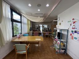 テーブルが並ぶ部屋