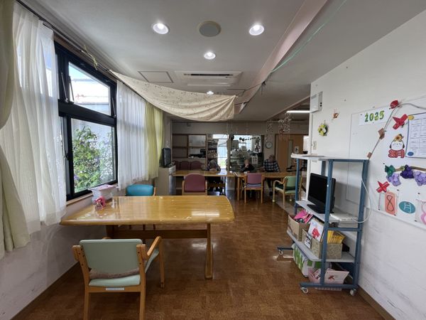 テーブルが並ぶ部屋
