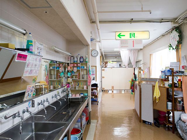 設備が整った廊下 廊下 清潔で整備されたスペースには、収納と水回りが充実しており、働きやすい環境です。